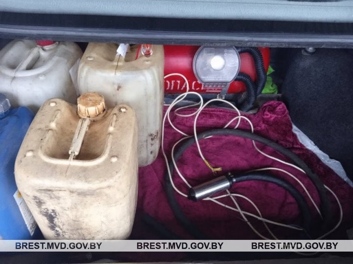 У водителей-международников из баков автомобилей похищено топливо. Случай в Брестской области