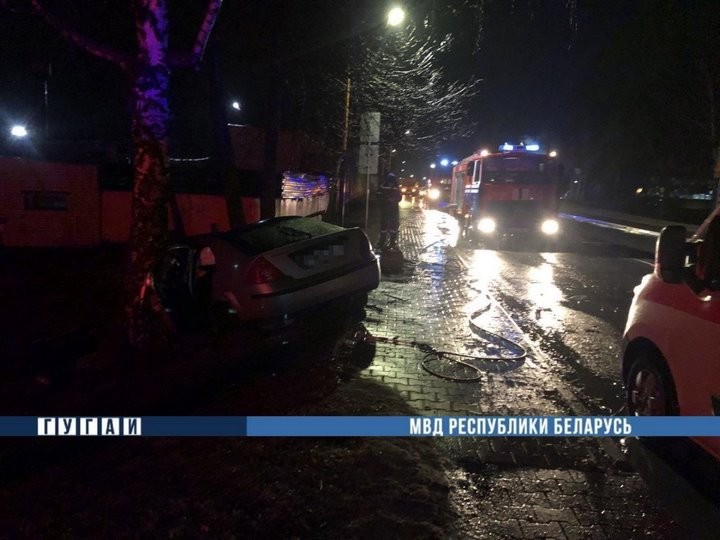 В Берёзе 27-летний водитель врезался в бетонный столб