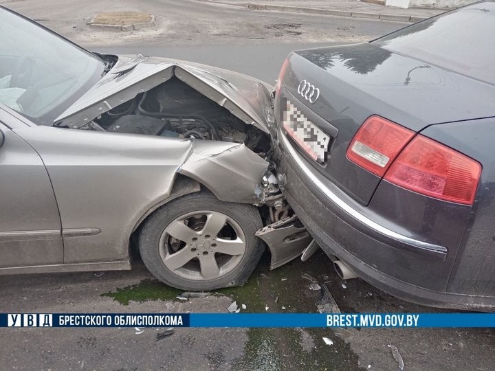 ДТП из трёх автомашин произошло в Пинске