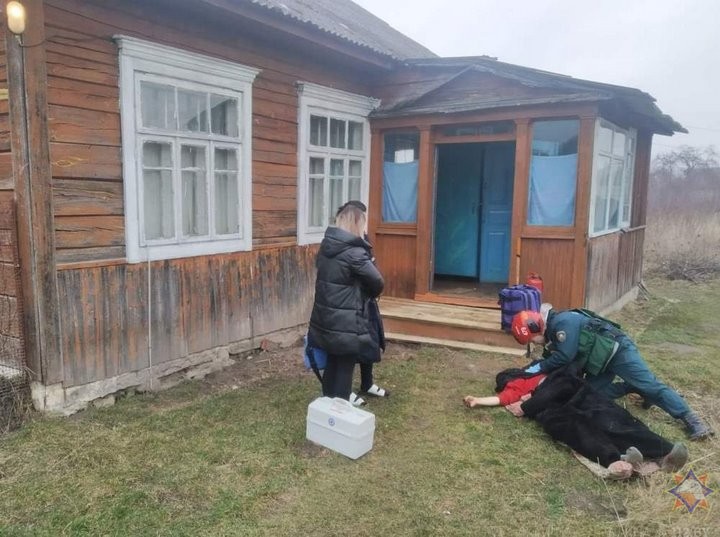 Из задымленного дома в Пинском районе пожарные спасли мужчину