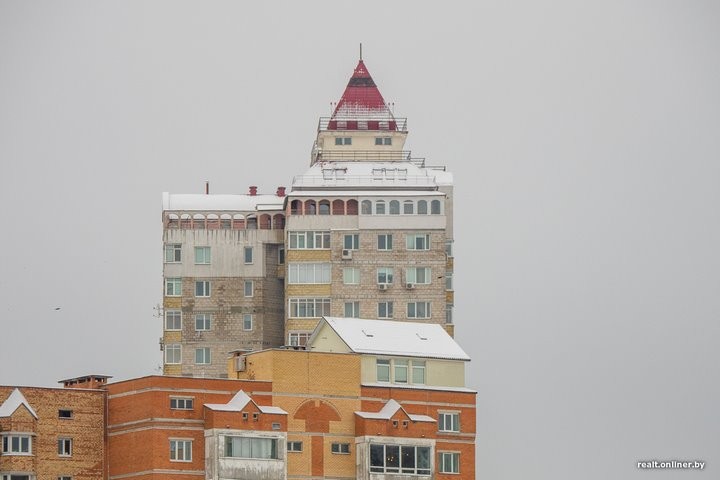 «Хотели снести, но все еще стоит». Как поживает коттедж на крыше минской многоэтажки