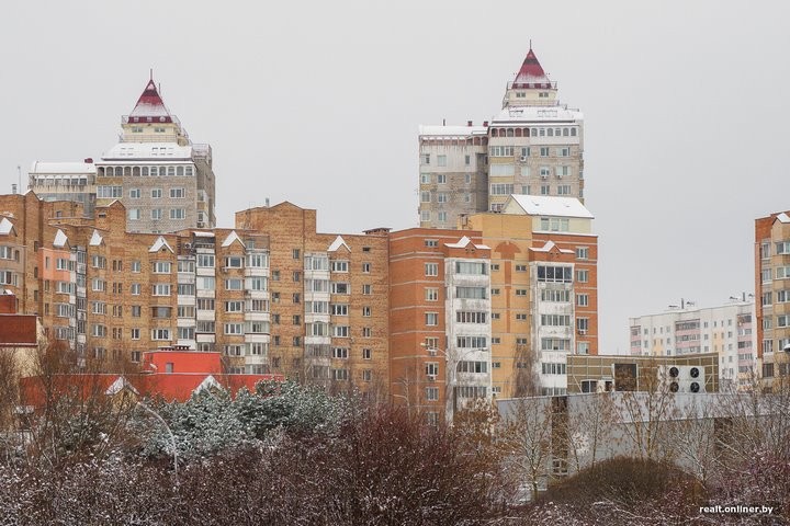 «Хотели снести, но все еще стоит». Как поживает коттедж на крыше минской многоэтажки