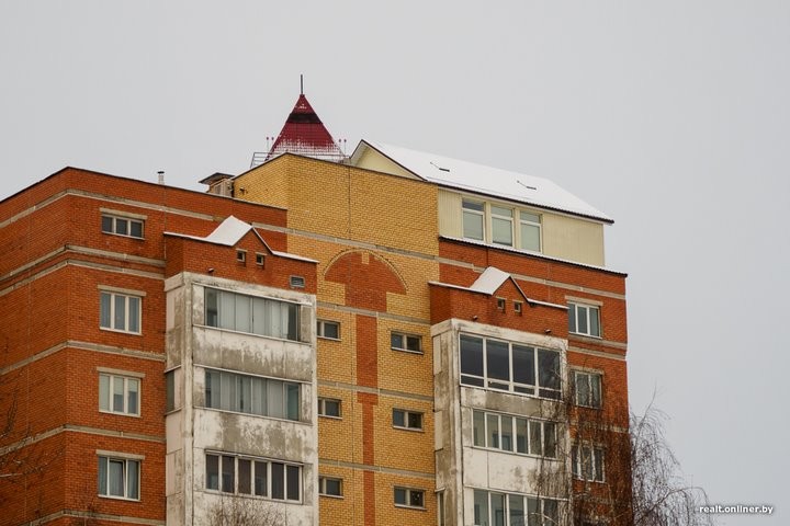 «Хотели снести, но все еще стоит». Как поживает коттедж на крыше минской многоэтажки