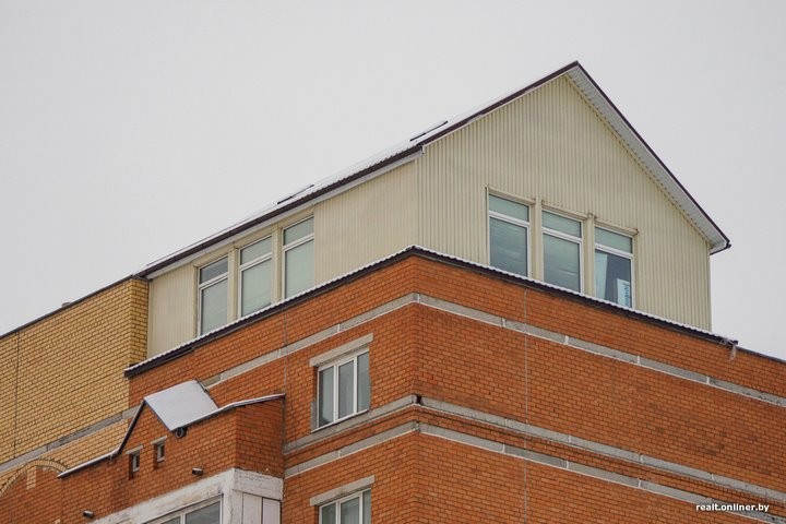 «Хотели снести, но все еще стоит». Как поживает коттедж на крыше минской многоэтажки