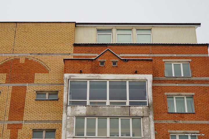 «Хотели снести, но все еще стоит». Как поживает коттедж на крыше минской многоэтажки