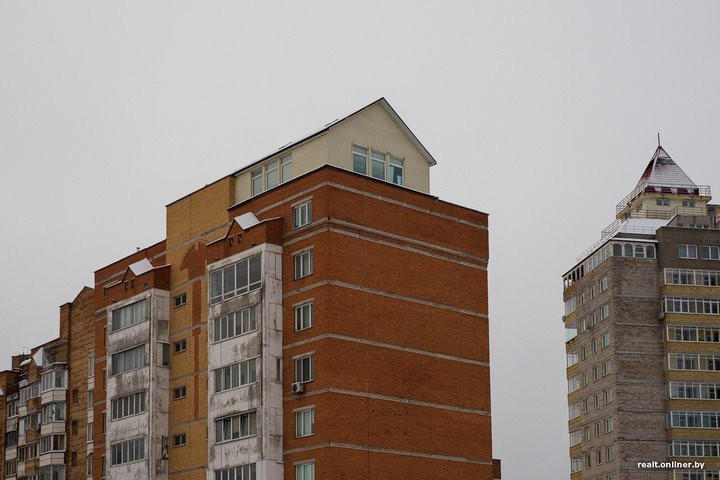 «Хотели снести, но все еще стоит». Как поживает коттедж на крыше минской многоэтажки