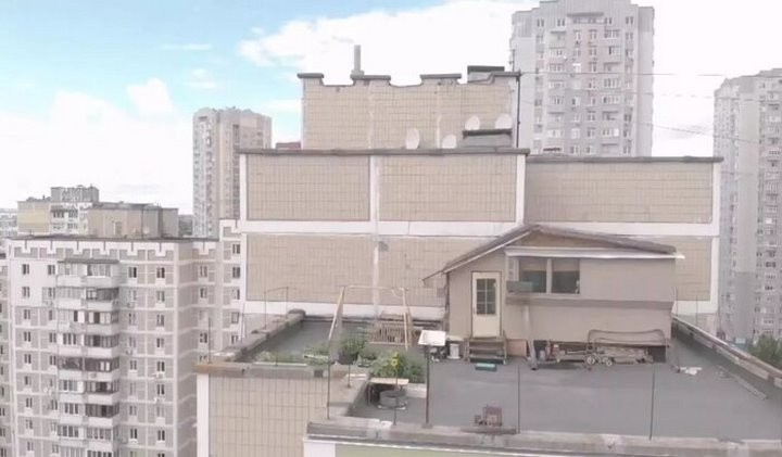«Хотели снести, но все еще стоит». Как поживает коттедж на крыше минской многоэтажки