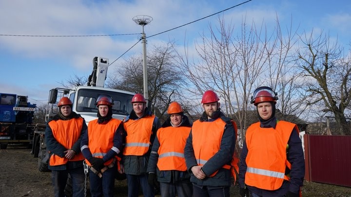 В Малоритском районе устанавливают конструкции для гнездования аистов