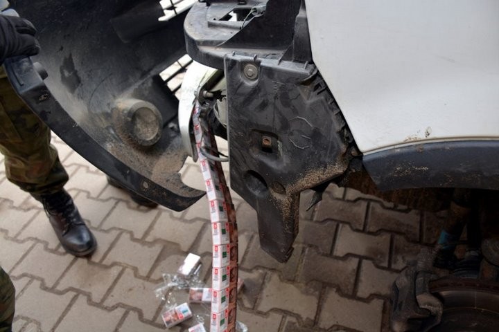 В Польше остановили Renault Master с белорусом и нашли тайники с сигаретами