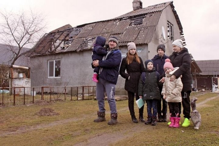 У многодетной семьи из-под Кобрина сгорел дом: хозяева просят обратить внимание на их беду и благодарят за уже оказанную помощь