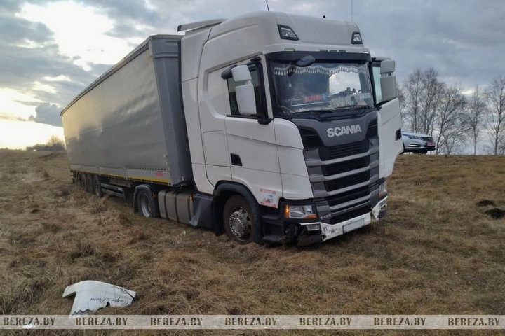 На М1 около Березы фура съехала в кювет