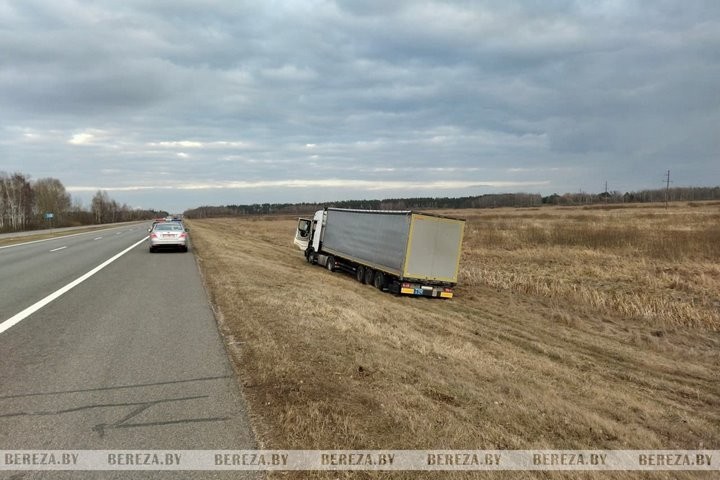 На М1 около Березы фура съехала в кювет