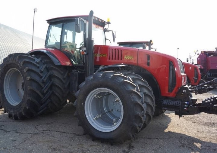 Более полусотни новых энергонасыщенных тракторов получила Брестская область к посевной