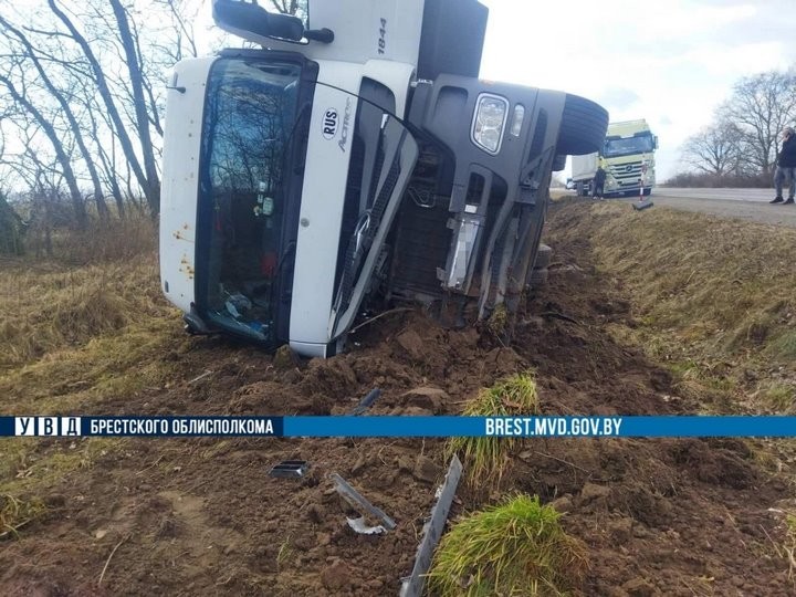 Под Иваново большегруз съехал в кювет и опрокинулся - лопнуло колесо