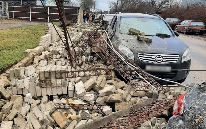 Сильный ветер развалил кирпичный забор в Барановичах. Повреждено несколько машин