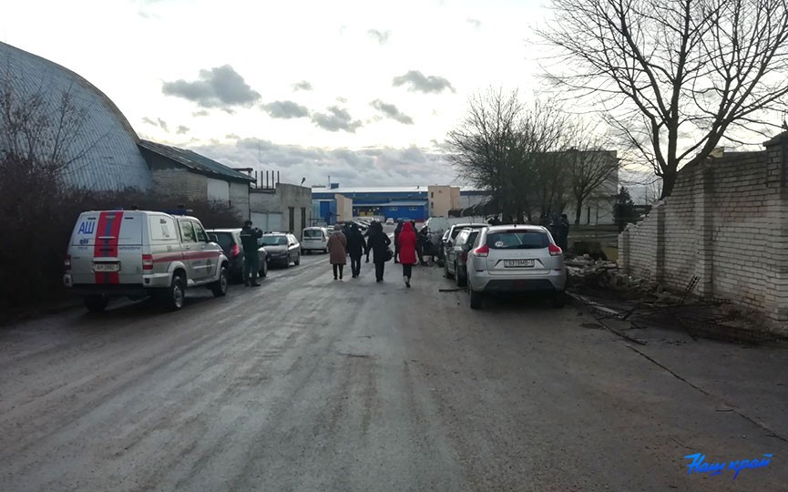 Сильный ветер развалил кирпичный забор в Барановичах. Повреждено несколько машин