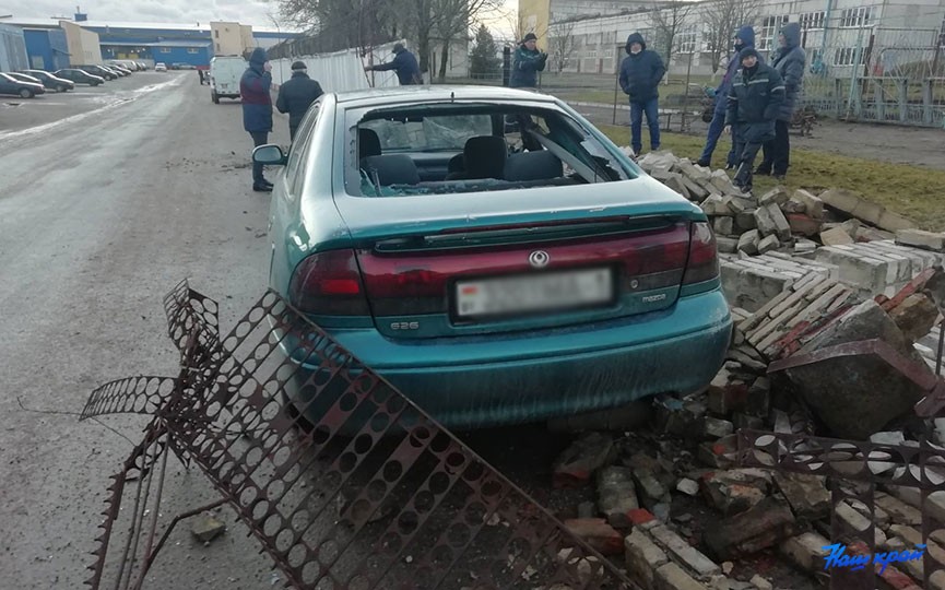 Сильный ветер развалил кирпичный забор в Барановичах. Повреждено несколько машин