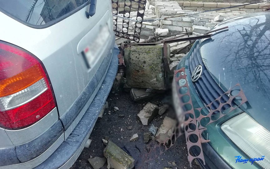 Сильный ветер развалил кирпичный забор в Барановичах. Повреждено несколько машин