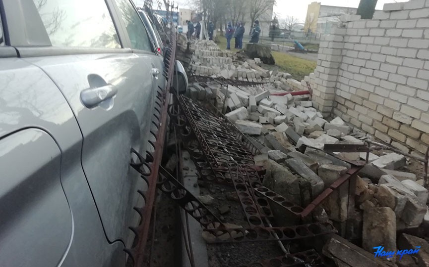 Сильный ветер развалил кирпичный забор в Барановичах. Повреждено несколько машин