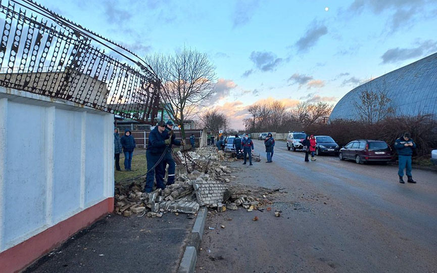 Сильный ветер развалил кирпичный забор в Барановичах. Повреждено несколько машин