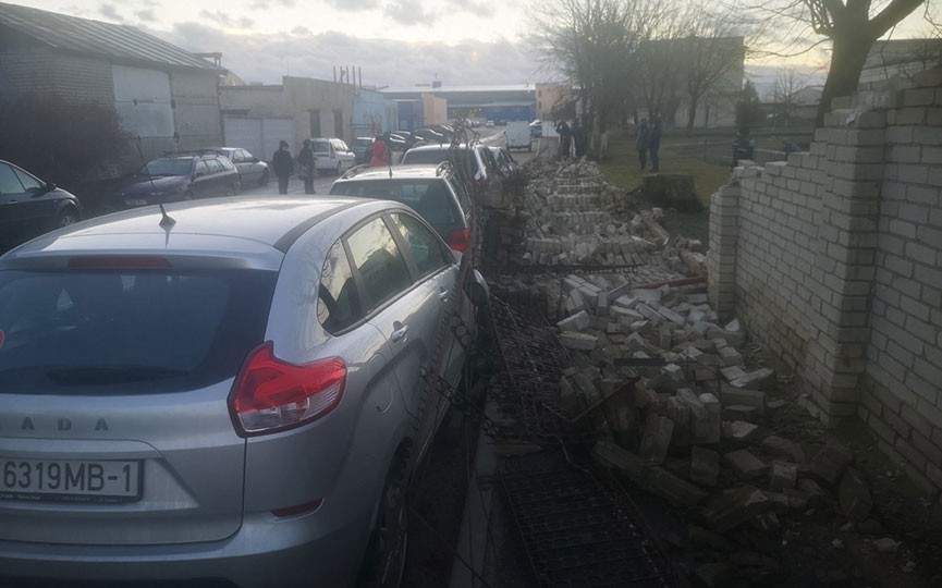 Сильный ветер развалил кирпичный забор в Барановичах. Повреждено несколько машин