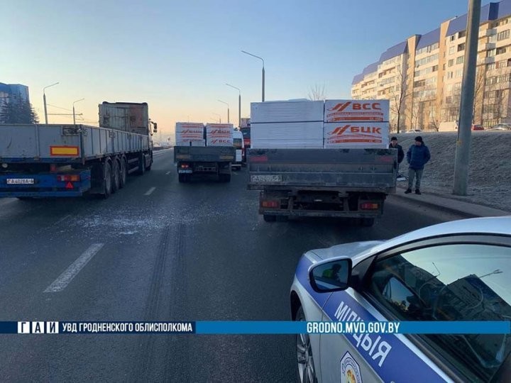 Появилось видео столкновения двух грузовиков в Гродно
