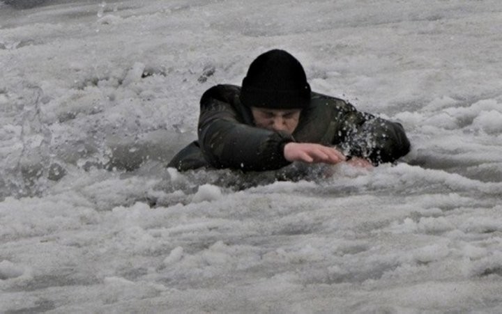 Осторожно, тонкий лед! Как действовать, если все-таки провалились в воду
