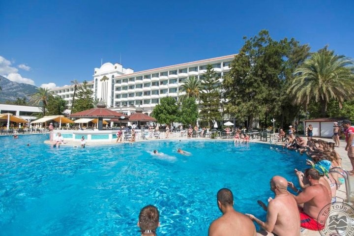 «Заселили в номер 5-звездочного отеля — мы были в тихом ужасе». История отпуска со «все включено» в Турции