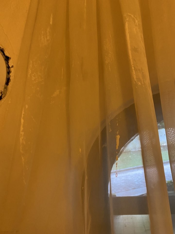 «Заселили в номер 5-звездочного отеля — мы были в тихом ужасе». История отпуска со «все включено» в Турции