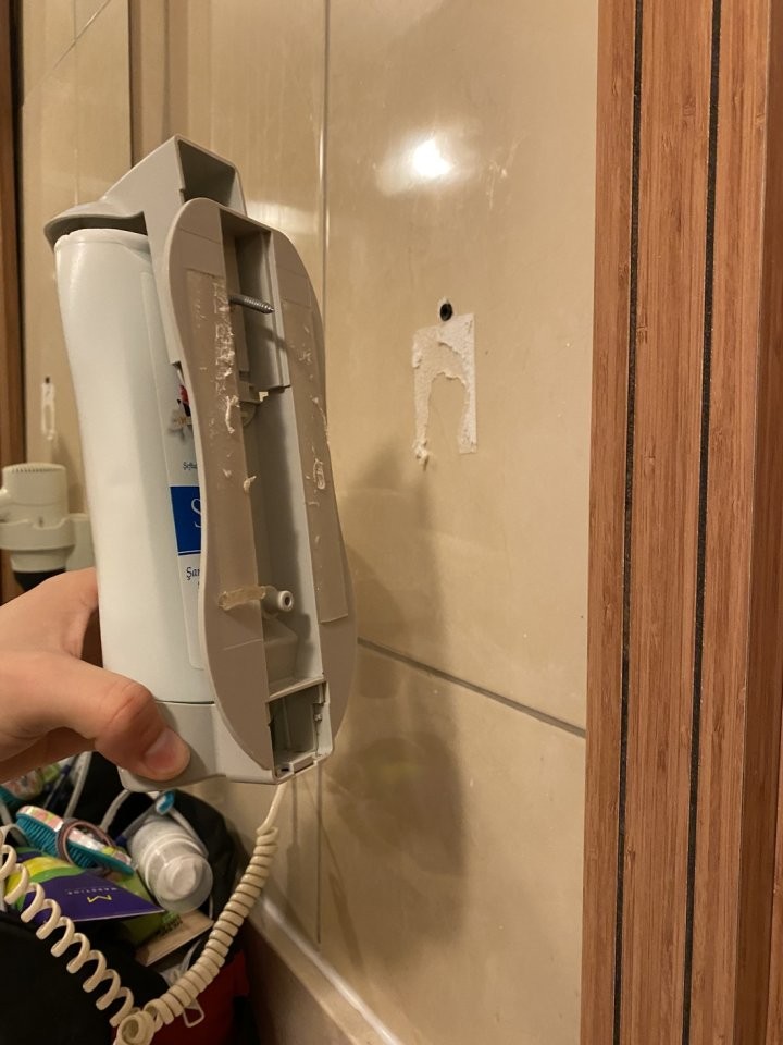 «Заселили в номер 5-звездочного отеля — мы были в тихом ужасе». История отпуска со «все включено» в Турции