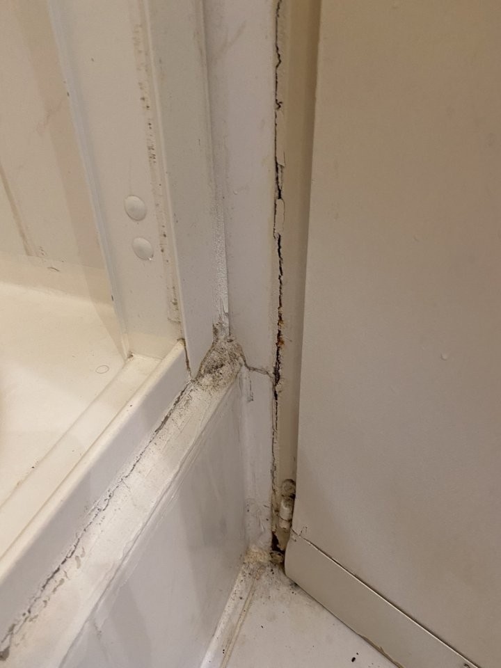 «Заселили в номер 5-звездочного отеля — мы были в тихом ужасе». История отпуска со «все включено» в Турции