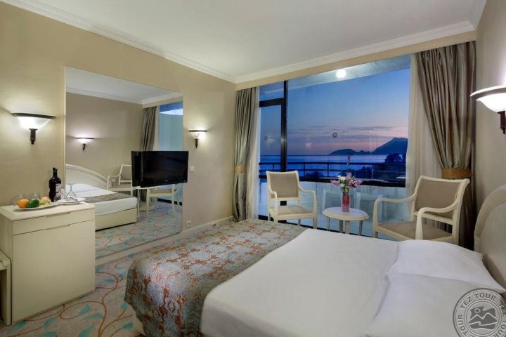 «Заселили в номер 5-звездочного отеля — мы были в тихом ужасе». История отпуска со «все включено» в Турции