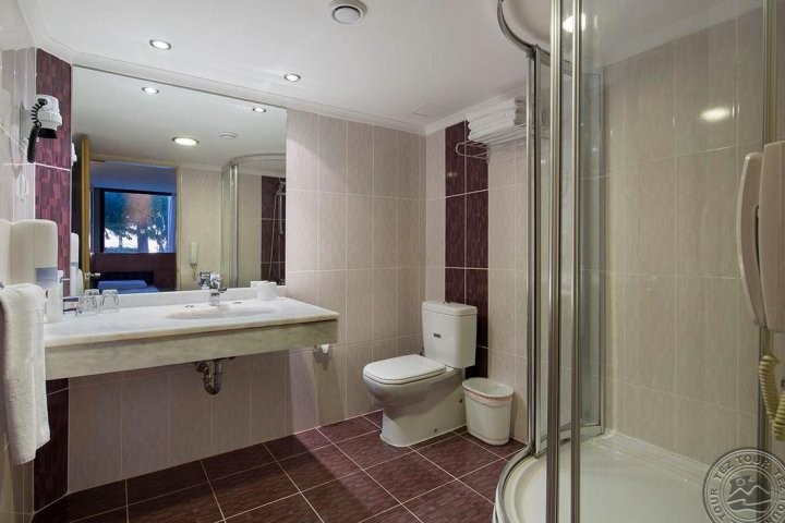 «Заселили в номер 5-звездочного отеля — мы были в тихом ужасе». История отпуска со «все включено» в Турции