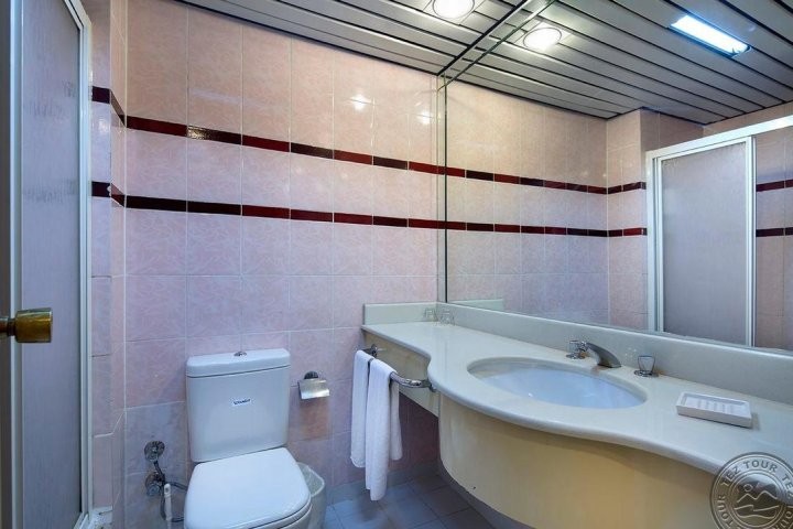 «Заселили в номер 5-звездочного отеля — мы были в тихом ужасе». История отпуска со «все включено» в Турции