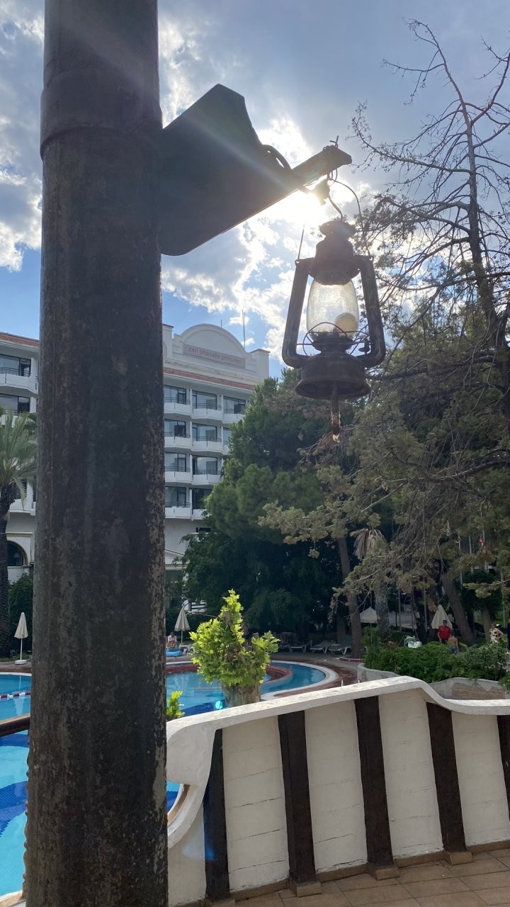 «Заселили в номер 5-звездочного отеля — мы были в тихом ужасе». История отпуска со «все включено» в Турции