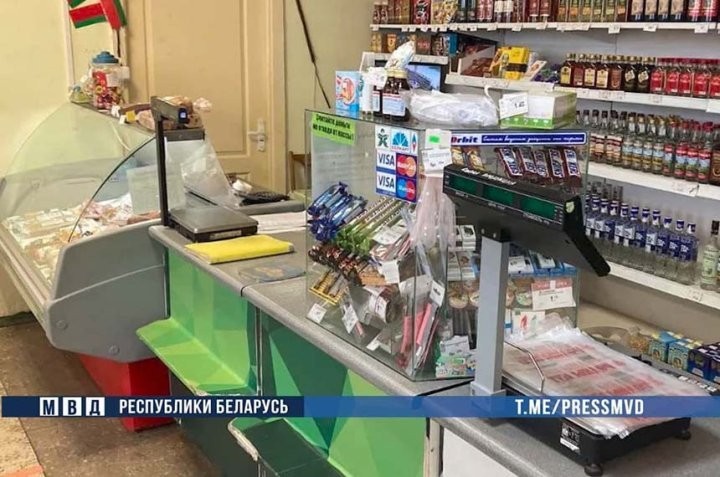 Продавец сельского магазина присваивала выручку, чтобы ездить на работу на арендованном VW