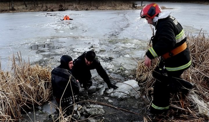 В Гомельской области пенсионеры провалились под лед. Их спасли работники МЧС