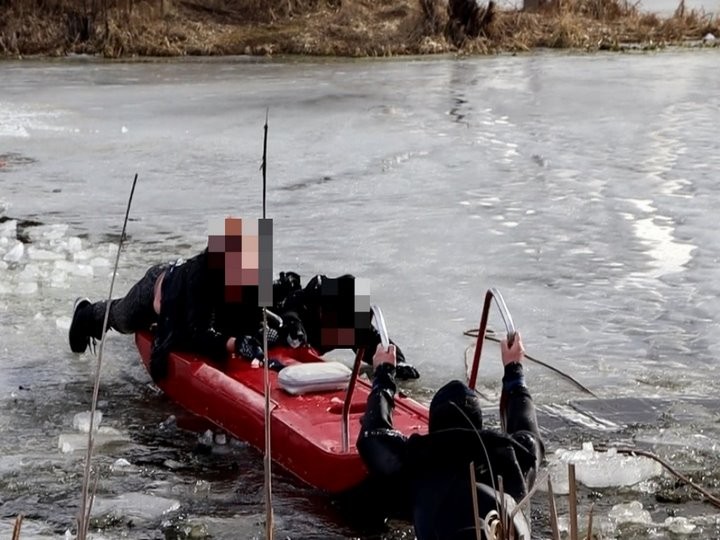В Гомельской области пенсионеры провалились под лед. Их спасли работники МЧС