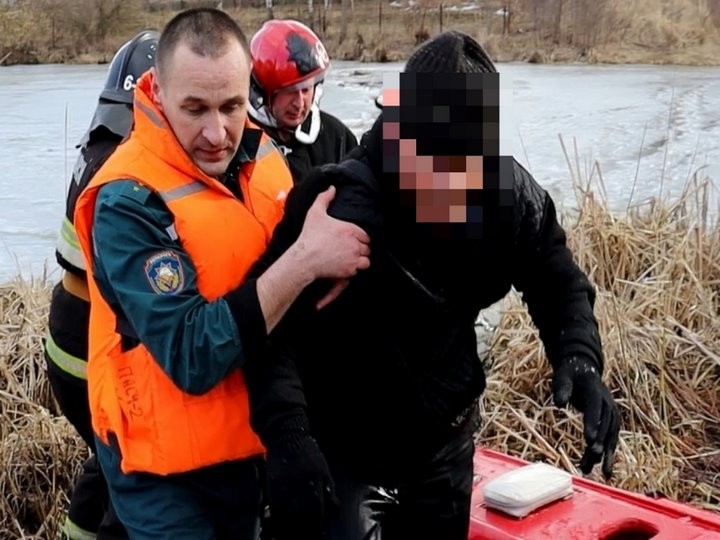 В Гомельской области пенсионеры провалились под лед. Их спасли работники МЧС