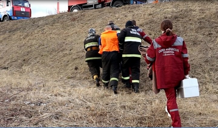 В Гомельской области пенсионеры провалились под лед. Их спасли работники МЧС