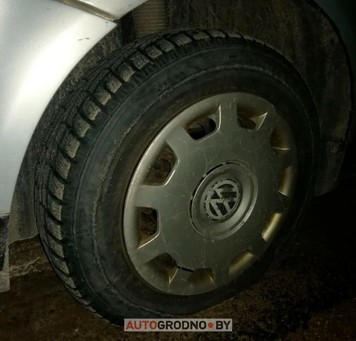 На трассе кто-то устроил «злую шутку» — раскидал гвозди по асфальту