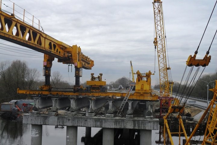 В Пинском районе готовятся установить последний пролет моста через Ясельду