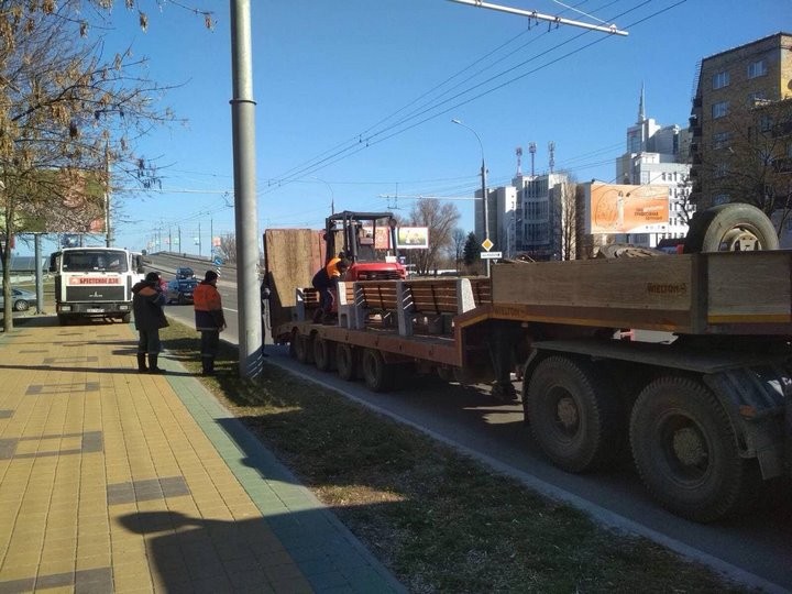 Новые скамейки установлены на проспекте Машерова в Бресте