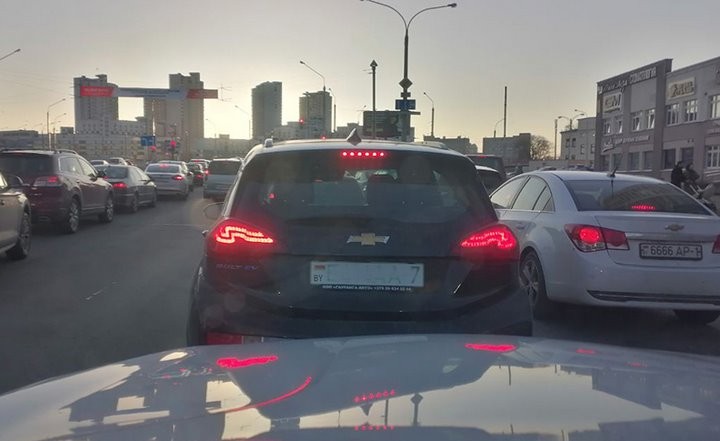 Краска на номере электромобиля почти стерлась. Случайно?