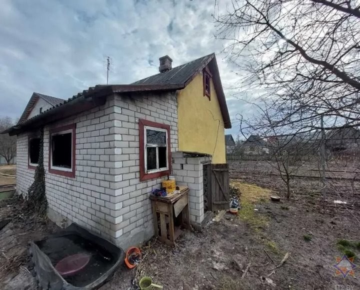 В Микашевичах очевидец спас на пожаре мужчину. Второго вынести не успели…