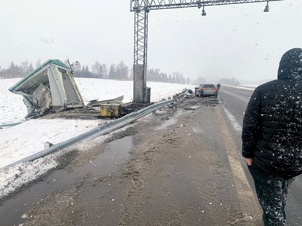 На трассе М1 Audi снес контрольный пункт BelToll