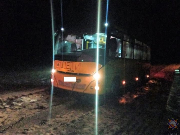 Столинские спасатели помогли водителю школьного автобуса и его пассажирам, которые оказались в «ловушке»