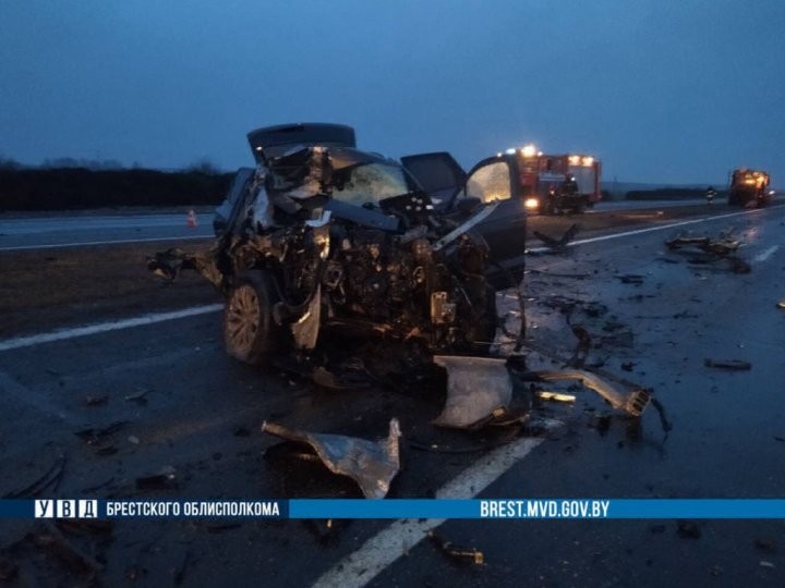 Легковушка врезалась в автомобиль дорожников в Ивацевичском районе