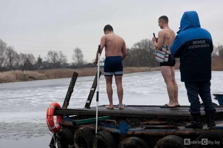 Как кобринчане в крещенскую прорубь окунались