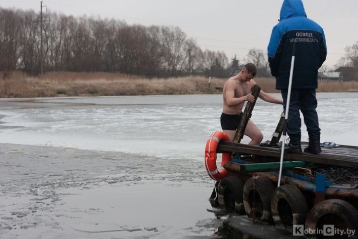Как кобринчане в крещенскую прорубь окунались